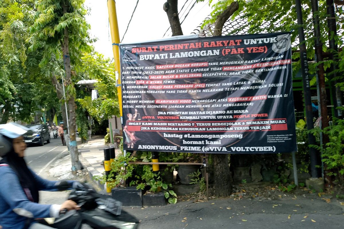 Banner Misterius Kritik dan Ancam Bupati Lamongan, Ini Isi Tuntutannya