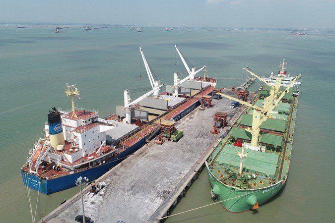 PT BMS Sebut Kapal Curah Kering Berbendera Asing Mendominasi Pelabuhan Manyar
