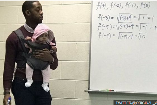 Profesor Matematika Ini Mengajar Sambil Menggendong Bayi
