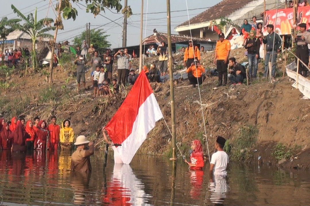 Ajak Peduli Air, Warga Mojokerto Gelar Upacara Bendera di Sungai Brangkal