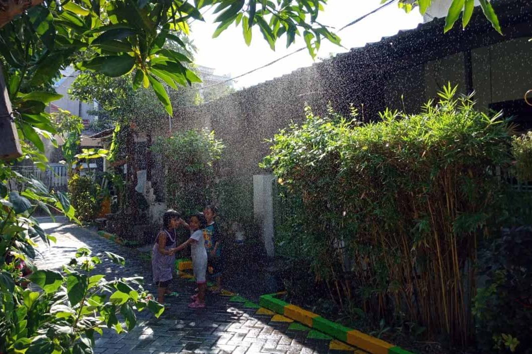 Warga Tambak Segaran Ubah Air Selokan Jadi Hujan Buatan