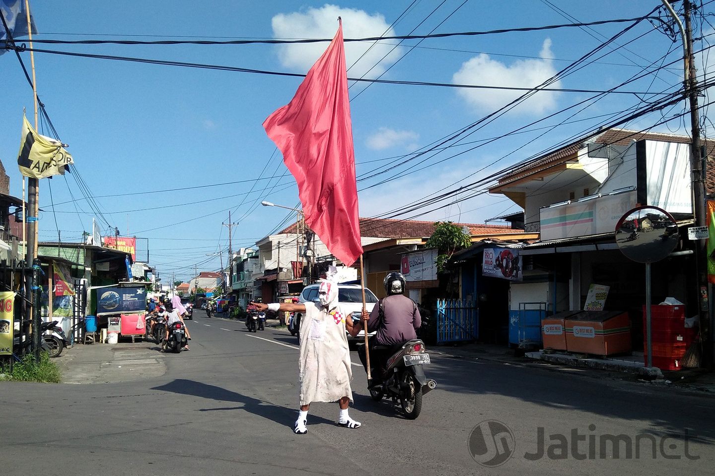 Ada Pocong Atur Lalu Lintas di Siang Bolong