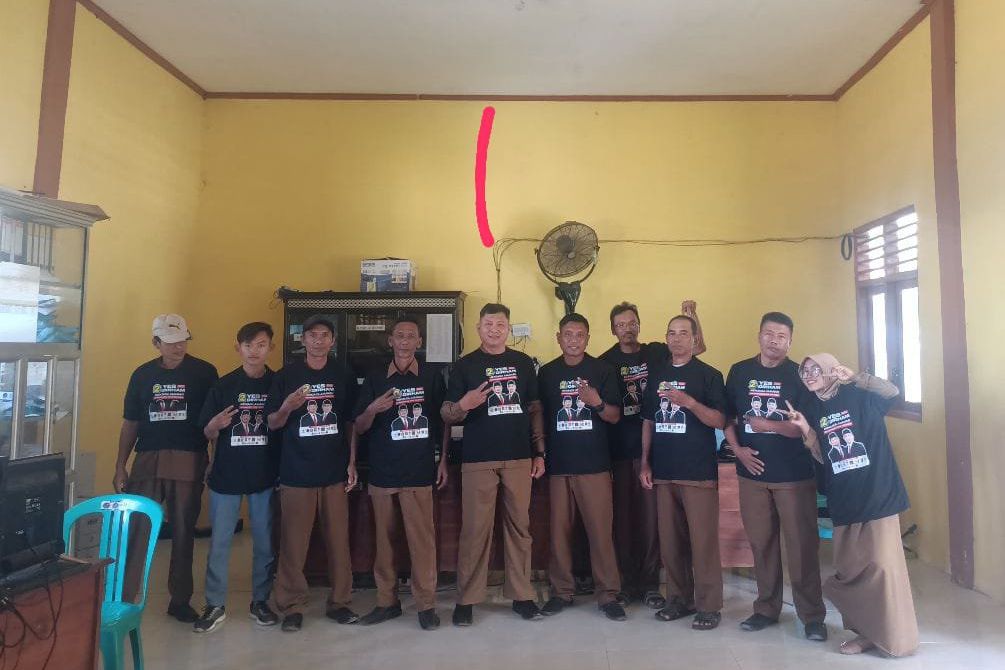 Kades dan Perangkat Desa di Lamongan Berpose Dua Jari dan Pakai Kaos Cabup-Cawabup