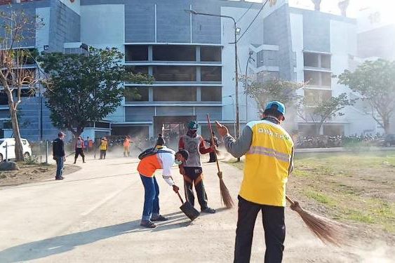 Pemerintah dan Warga Surabaya Kerja Bakti Bersih-bersih Stadion GBT