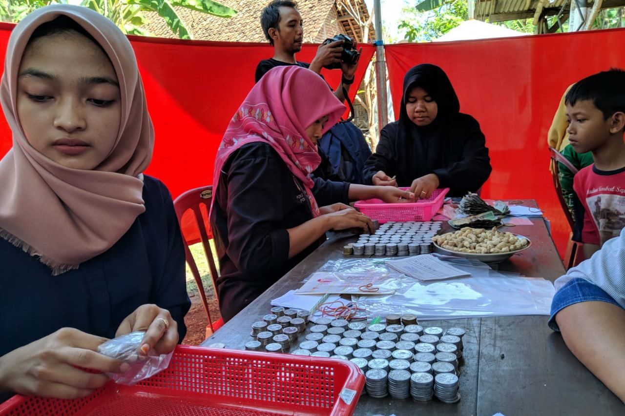 Tanamkan Jiwa Menabung, Kades Bringinan Bagikan 500 Kotak Tabungan