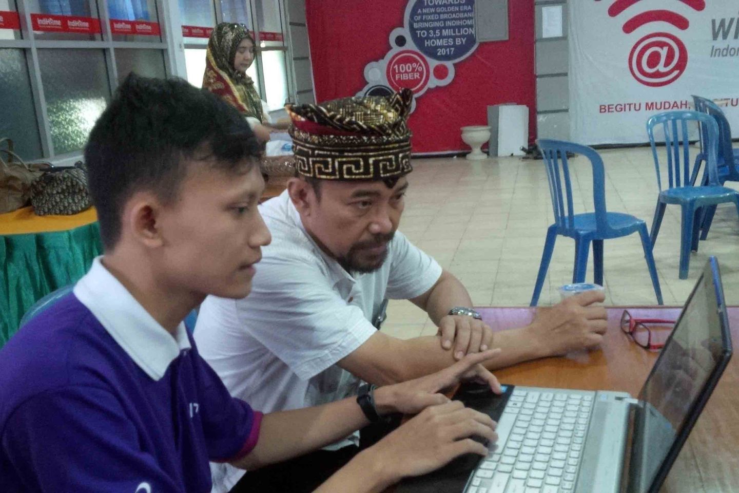 Komunitas Sengker Kuwung Belambangan Kembangkan Kamus Bahasa Using Daring