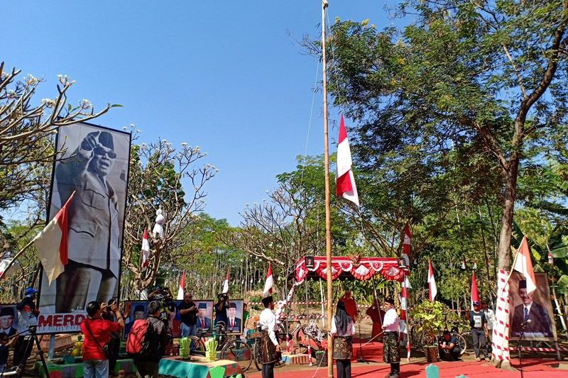 Warga Kraksaan, Probolinggo, Gelar Upacara 17 Agustus di Kuburan