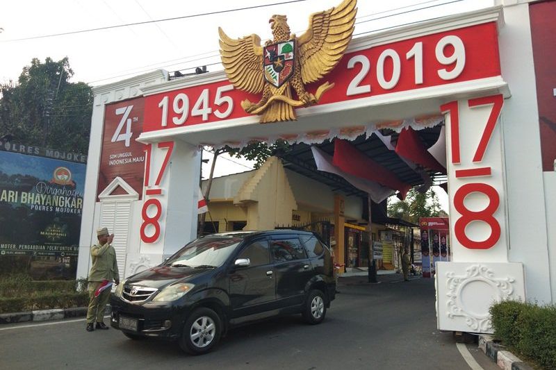 Peringati 17 Agustus, Mapolres Mojokerto Bikin Gapura Berhias Garuda