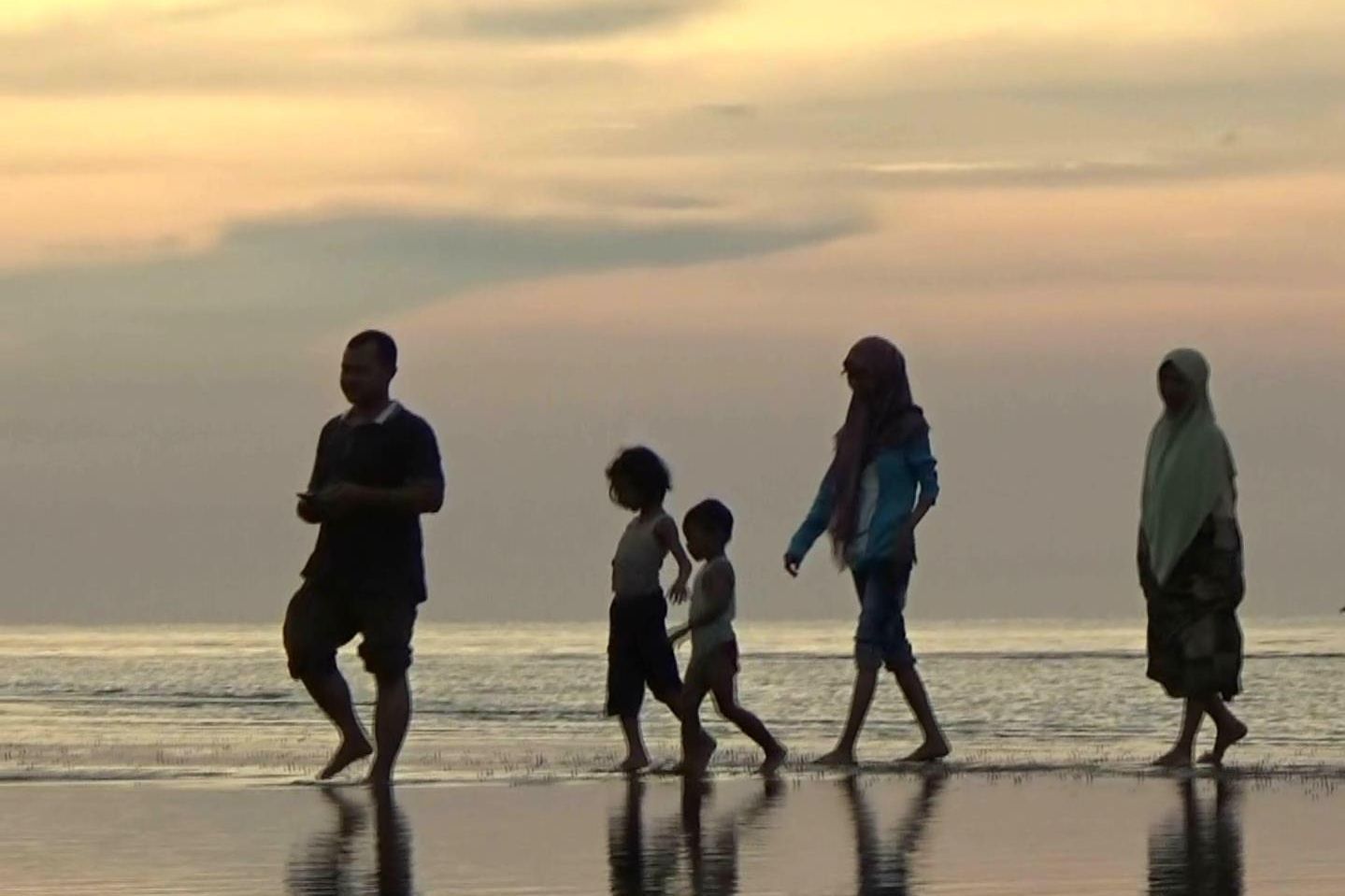 Berburu <em>Sunset</em> Saat Lebaran di Pantai Duta Probolinggo