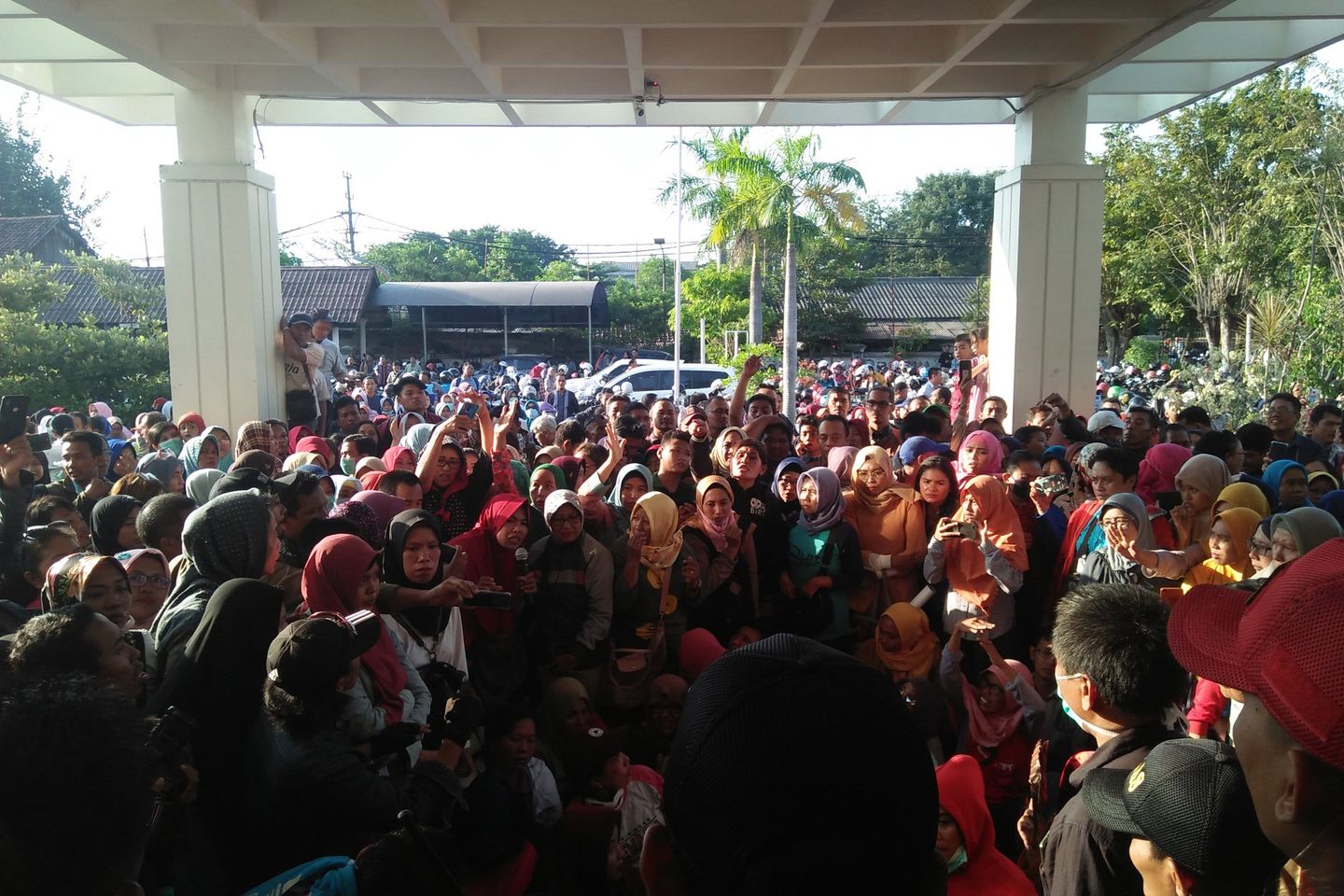 Demo Tolak Zonasi Rusuh, Kadispendik Surabaya Diamankan Aparat