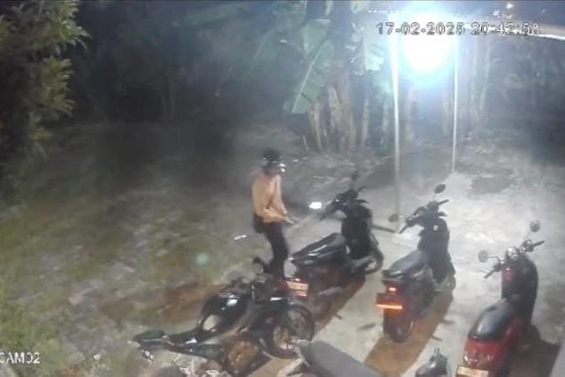 Hanya 5 Detik, Motor Pengunjung Kafe di Mojokerto Amblas