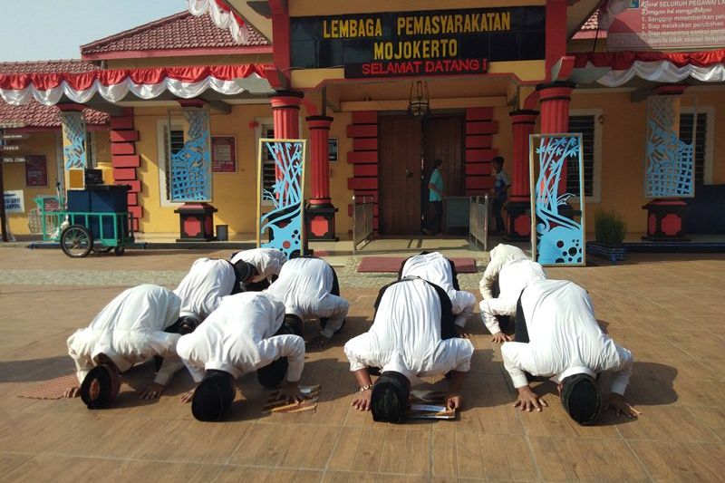 Bebas, 11 Napi Lapas Mojokerto Sujud Syukur Saat Upacara