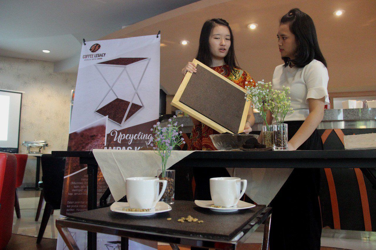 Mahasiswa UK Petra Ubah Ampas Kopi Jadi Meja