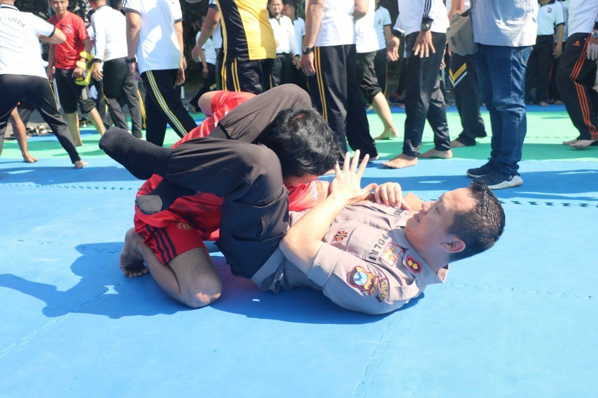 Anggota Polres Gresik Dibekali Seni Bela Diri Mixed Martial Arts