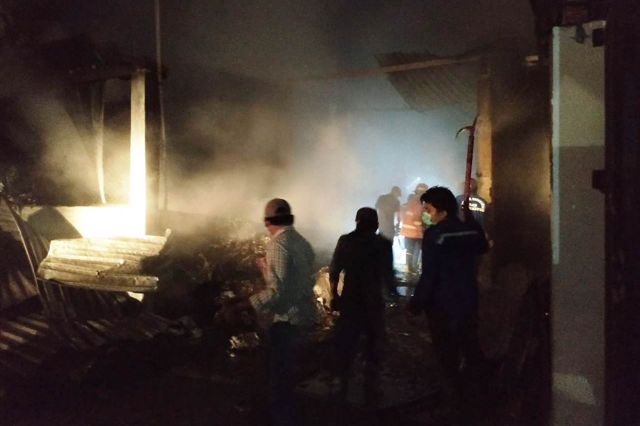 Empat Orang Nyaris Pingsan Saat Padamkan Kebakaran Gudang di Mojokerto