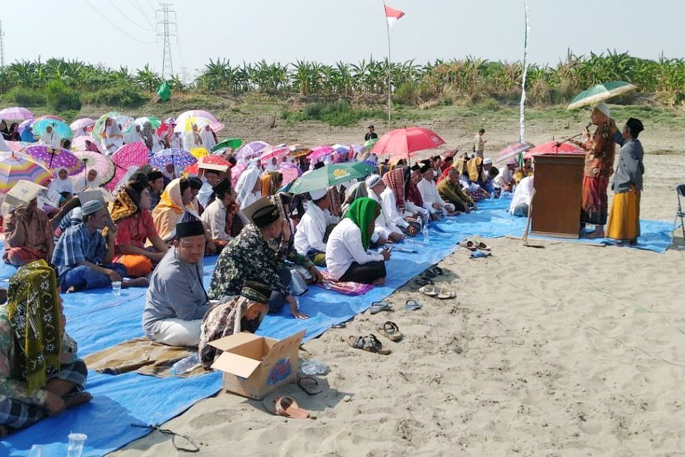 Warga Gresik Salat Istisqa di Tengah Bengawan Solo yang Mengering