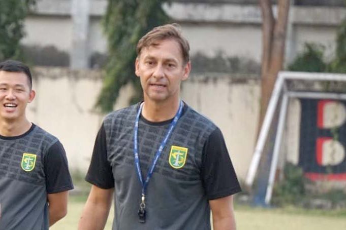 Alfred Riedl Batal Tangani Persebaya