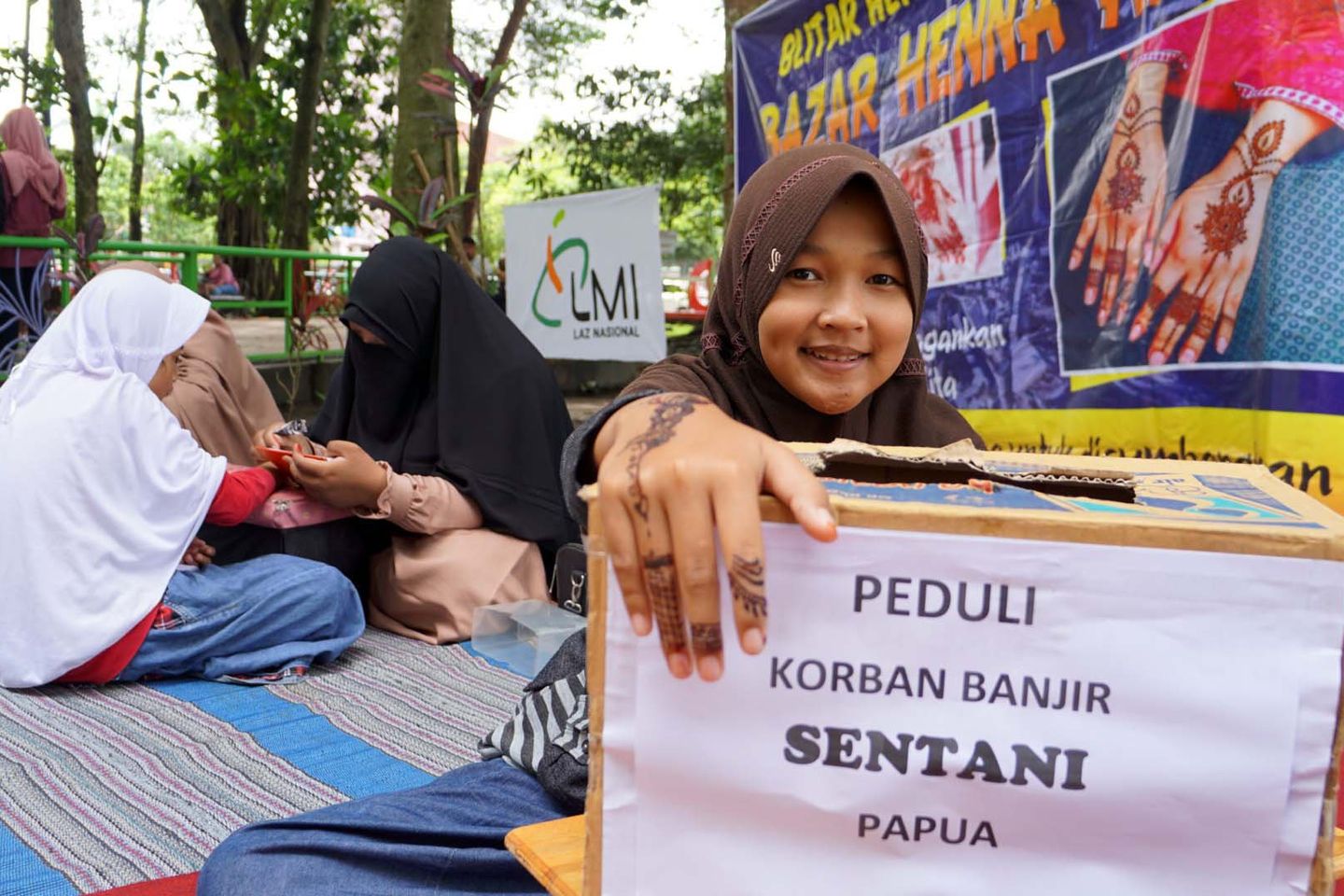Komunitas Pelukis Henna Galang Dana Korban Banjir Sentani