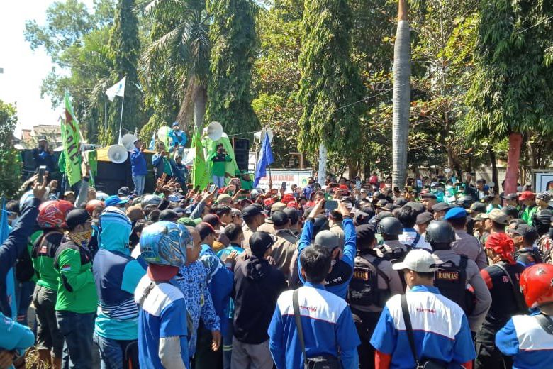 Pesangon Dihapus, Buruh Gresik Tolak Revisi Undang-undang Ketenagakerjaan
