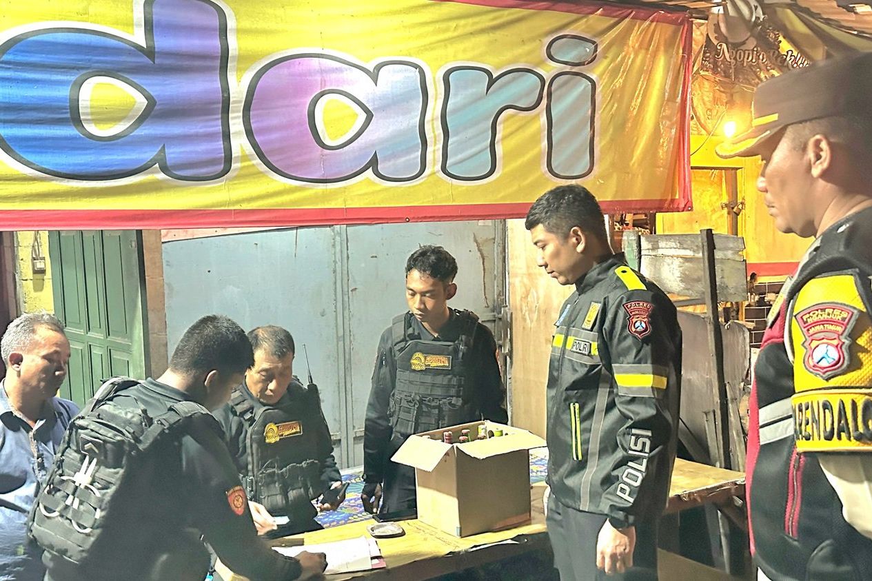 Polres Gresik Gelar Operasi Pekat Sambut Ramadan, Sita Puluhan Botol Miras