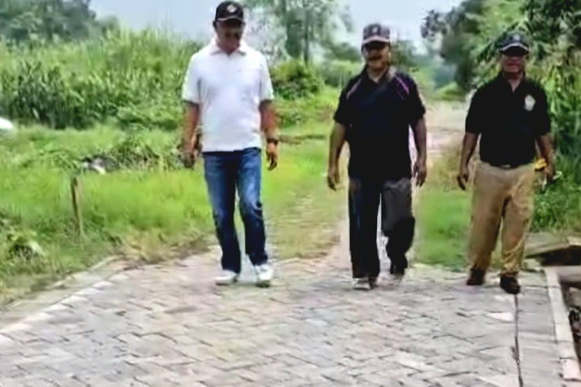 Diprotes Warga, Pelaksana Proyek Perbaiki Paving Ambles di Desa Sumput Gresik