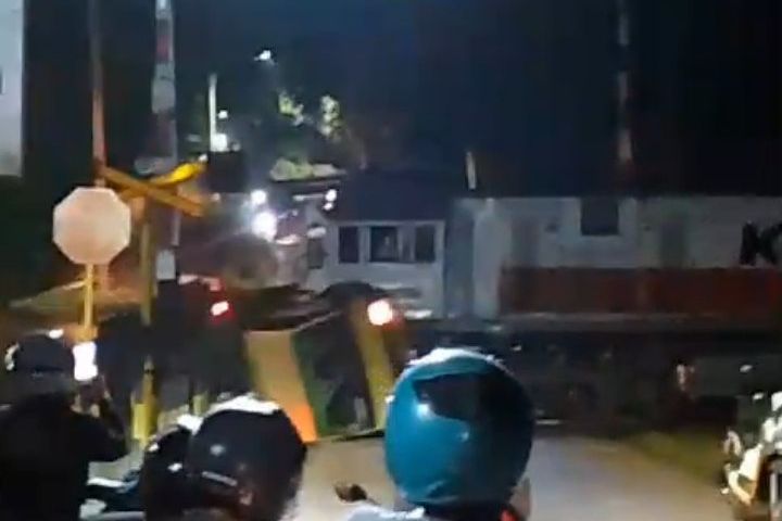 Sempat Mengerem, KA Pandanwangi Tabrak Truk Muatan Kayu yang Mati Mesin