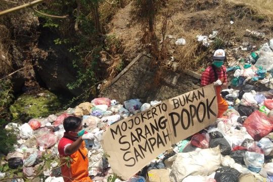 Tumpukan Sampah Popok Bekas Masih Hiasi Sungai di Mojokerto