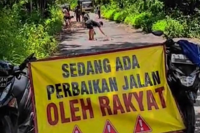 Perbaikan Jalan oleh Pemerintah Lamban, Warga Lamongan Swadaya Iuran Uruk Jalan Berlubang