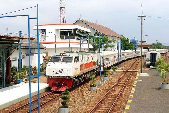 Waktu Tempuh Jakarta-Surabaya Lima Jam dengan Kereta Cepat atau Pesawat