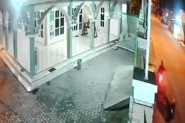 Diduga Ngantuk, Pemotor Wanita Tewas Tabrak Tembok Masjid