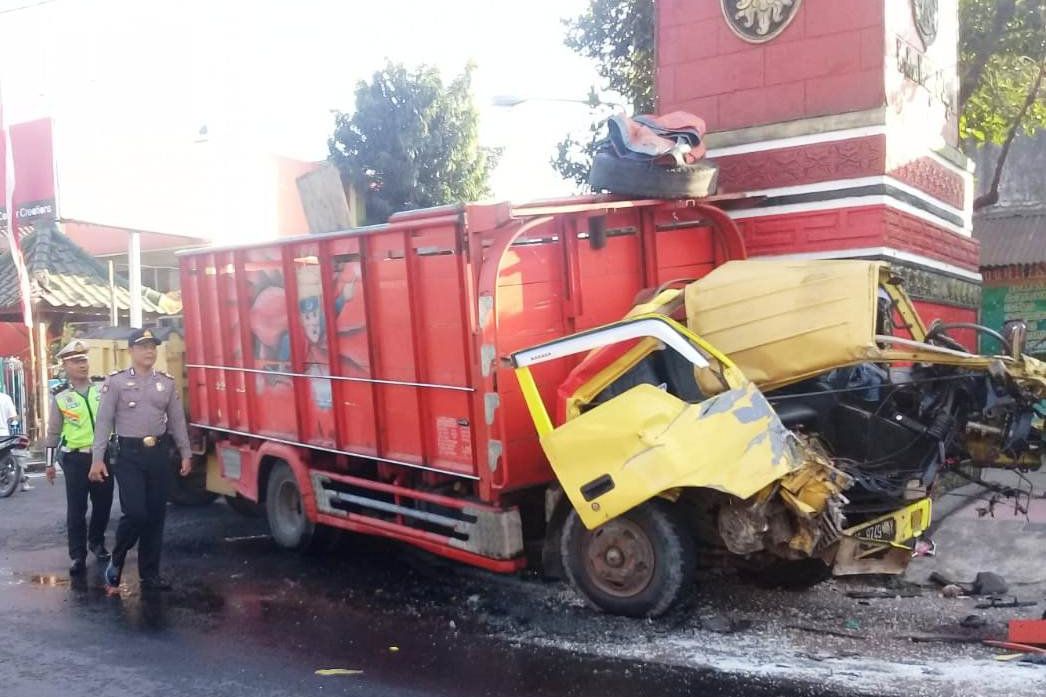 Diduga Sopir Mengantuk, Dua Truk Bertabrakan di Blitar