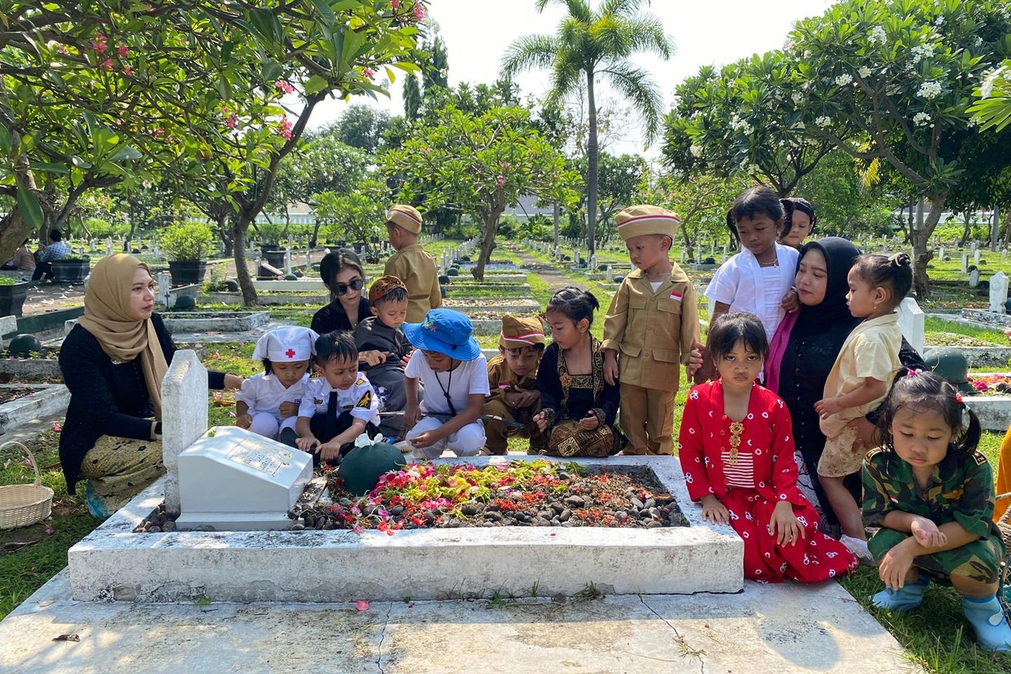 Kenang Jasa Pahlawan, Siswa-Siswi TK di Banyuwangi Tabur Bunga di TMP