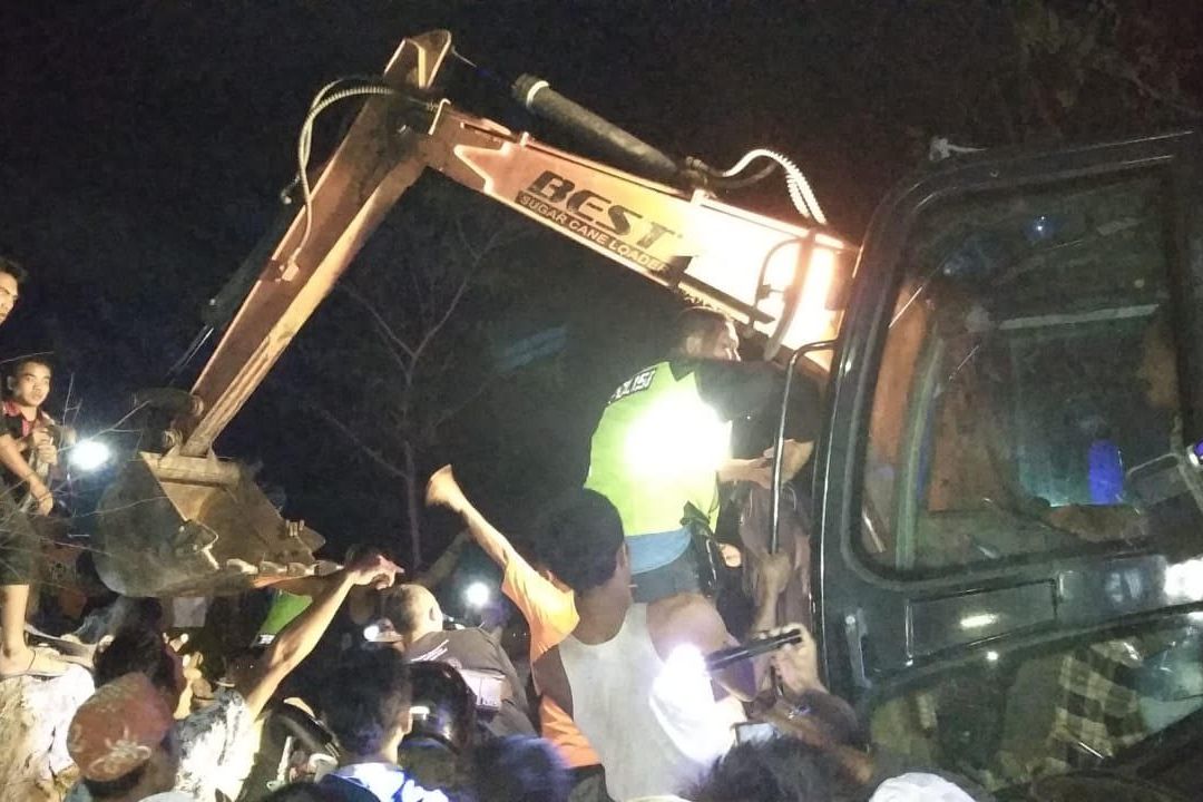 Mobil Tertimpa Pohon Asam di Situbondo, Satu Penumpang Anak Meninggal
