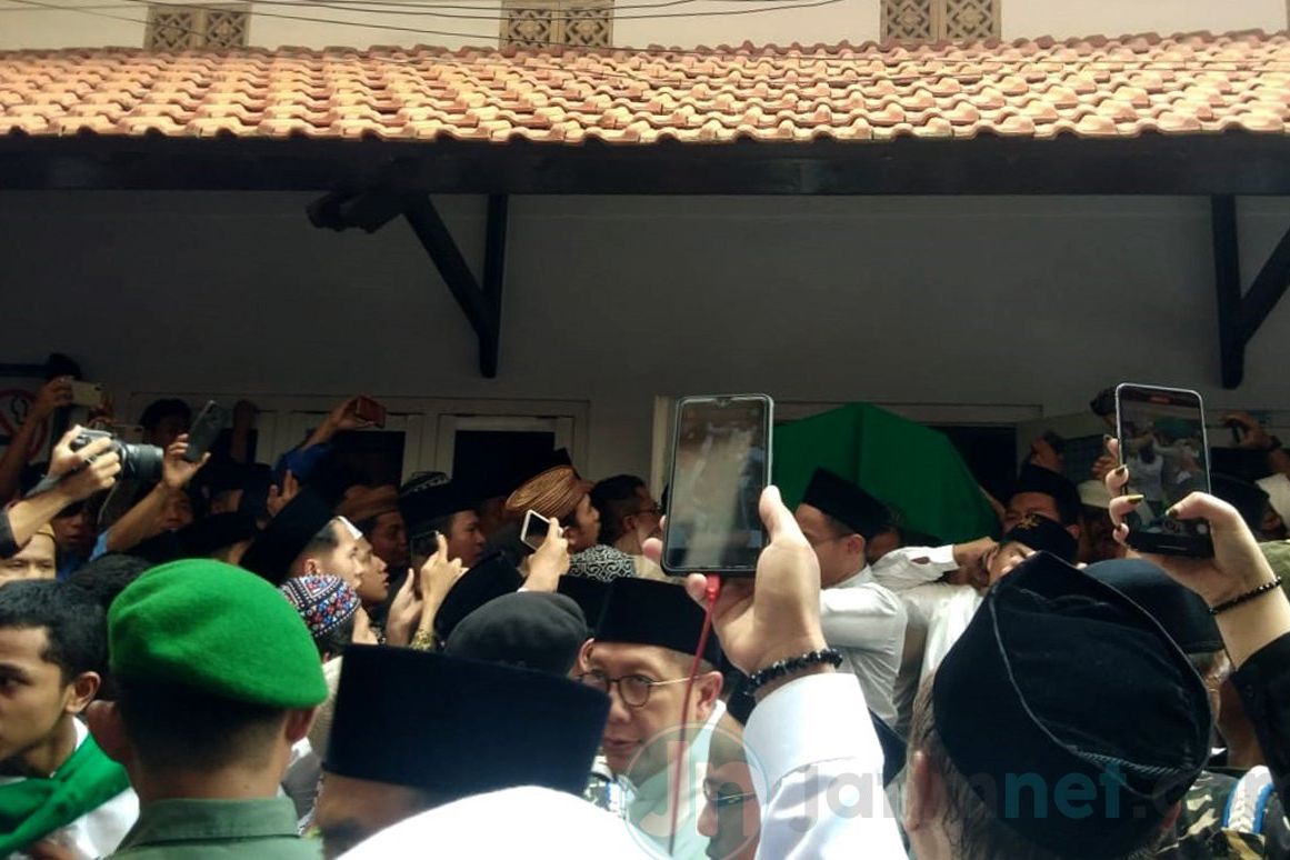 Sejumlah Tokoh Nasional Hadir dalam Pemakaman Gus Sholah