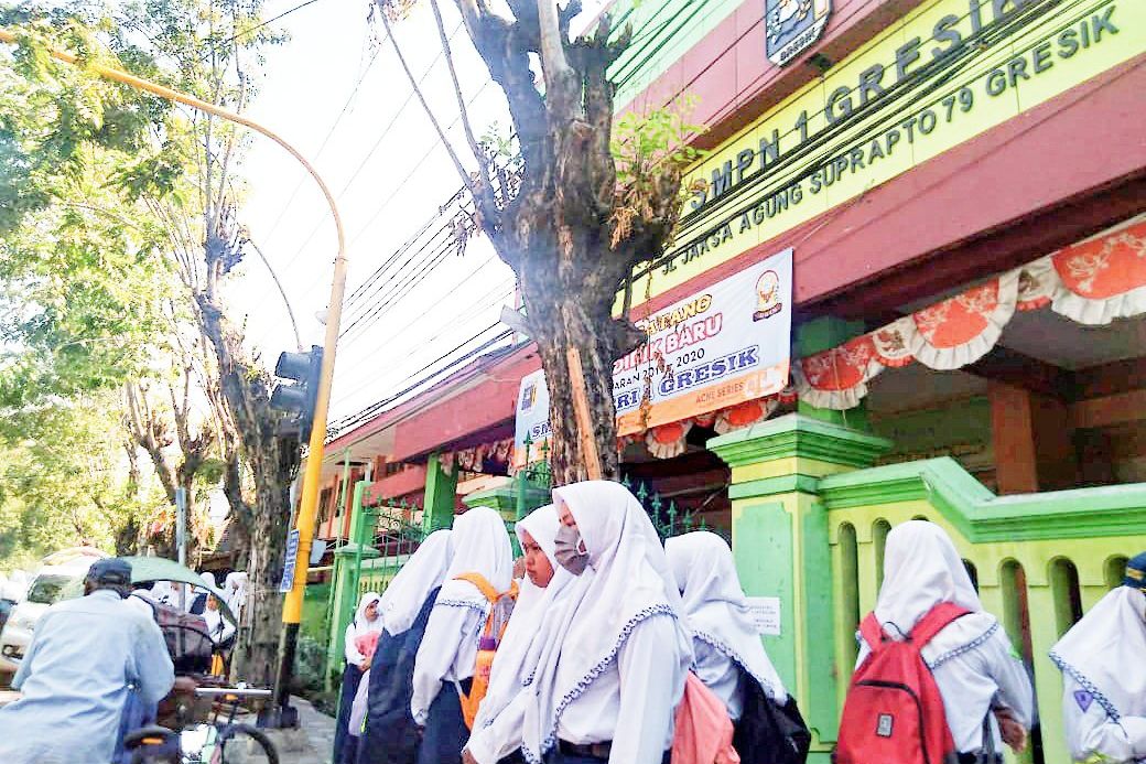 Pembagian Seragam Gratis Sekolah Negeri Gresik Molor
