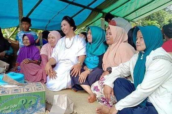 Pendeta Yulpianti Diantar Warga Muslim Saat Pindah Tugas