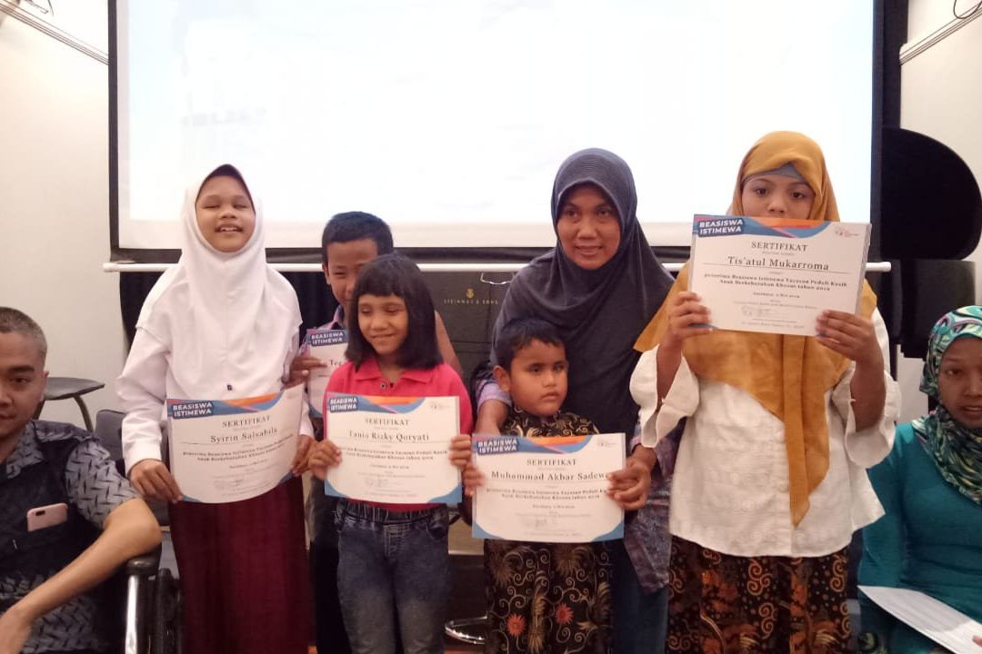 Tujuh Anak Berkebutuhan Khusus Surabaya Menerima Beasiswa