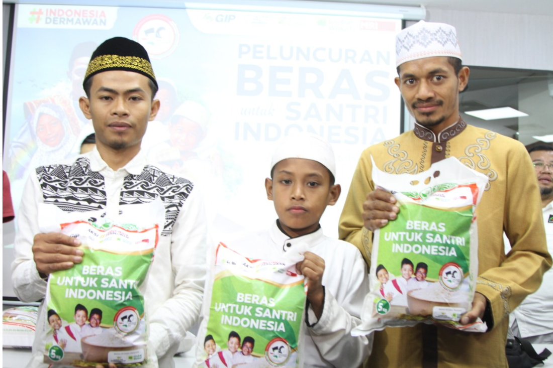Penuhi Pangan Santri, ACT Bagikan Beras Untuk Santri