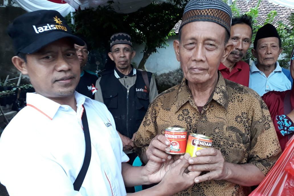 Lazis Muhammadiyah Jatim Bagikan Daging Kurban Kalengan