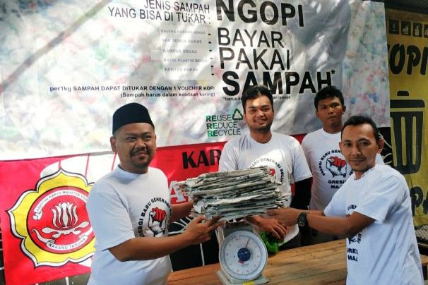 Anggota DPRD Gresik <em>Ngopi</em> Bayar Pakai Sampah