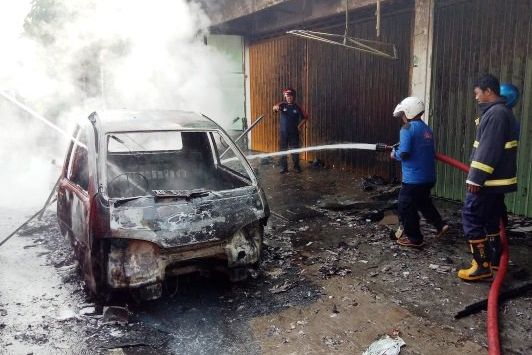 Mobil Pikap Terbakar Dekat SPBU di Blitar