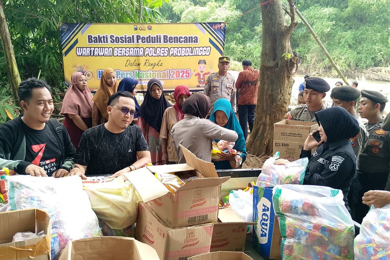 Jurnalis dan Polres Probolinggo Bagikan Sembako ke Korban Banjir Dusun Gilih