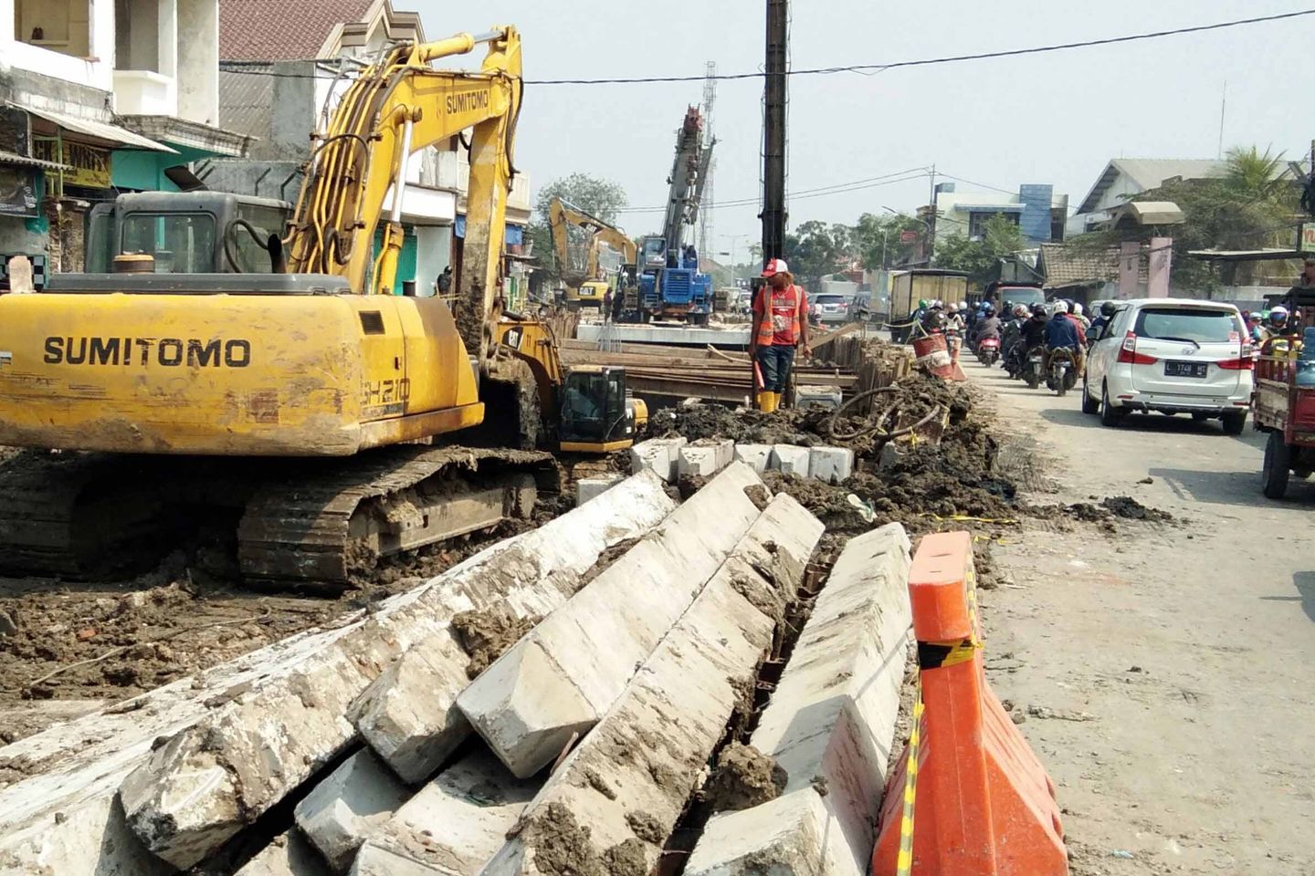 Risma Targetkan Proyek <em>Box Culvert</em> Banjar Sugihan-Sememi Selesai Tepat Waktu