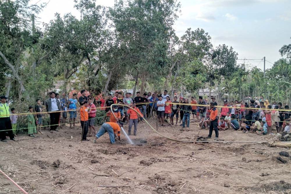 BPBD Ponorogo Padamkan Api Yang Muncul Dari Dalam Tanah
