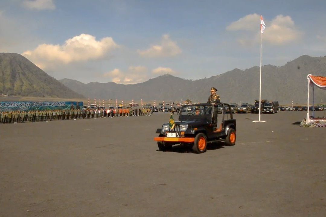 Hadiri HUT Polisi Kehutanan ke-58 di Bromo, Menhut Janji Tindak Perusak Lingkungan
