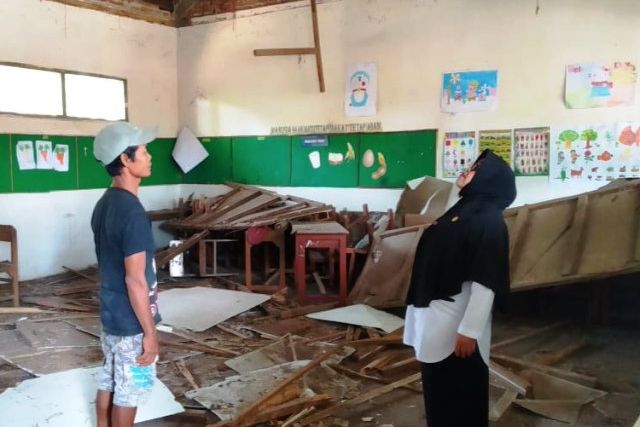 Plafon Ruang Kelas SDN Sumberpoh Probolinggo Runtuh