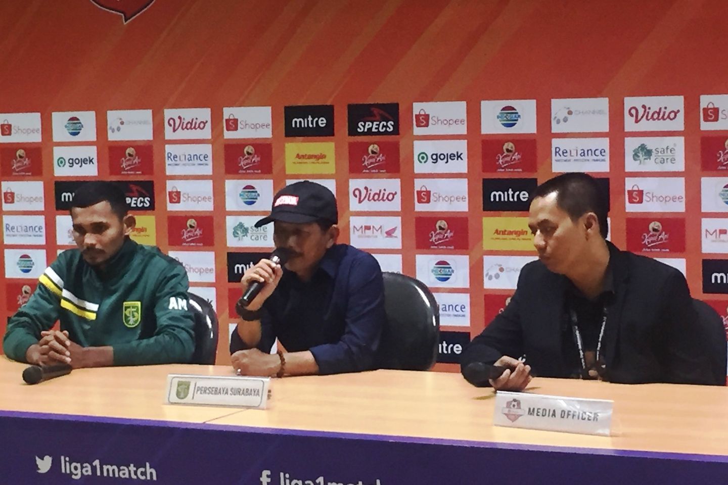 Diteriaki Djanur Out, Pelatih Persebaya: Saya Kembalikan ke Manajemen