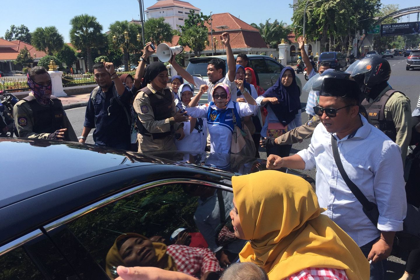 Demo Sistem Zonasi di Grahadi Diwarnai Penghentian Mobil Pelat Merah