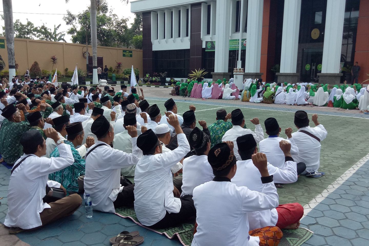 Ratusan Massa NU Blitar Kawal Persidangan Dua Tokoh Desa