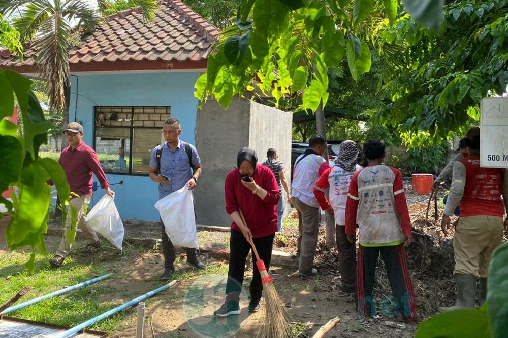 Risma Instruksikan Perbanyak Bunga dan Pohon Pelindung di Taman PUPR